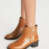 Botines con cierre giratorio