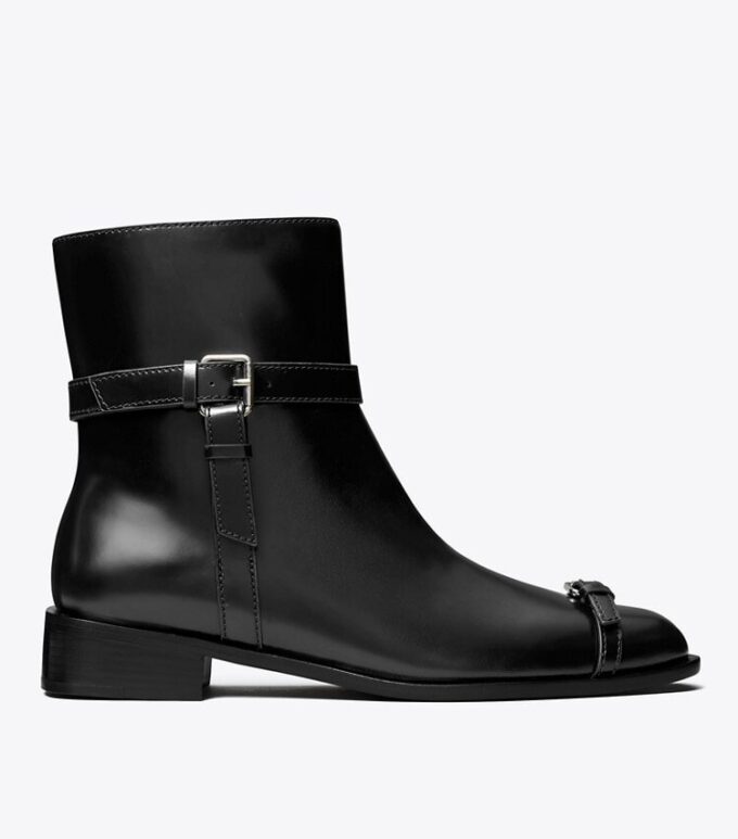 Botines con múltiples hebillas