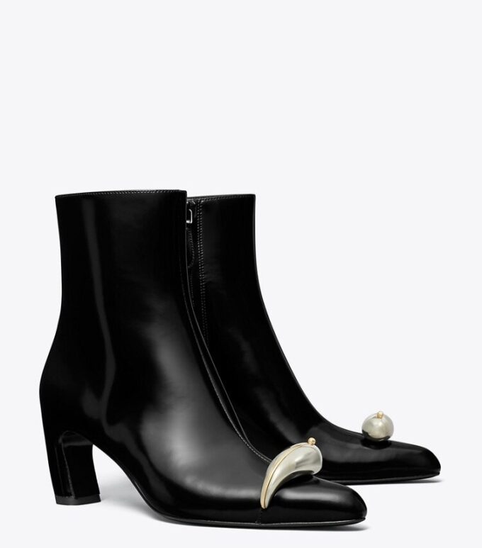 Botines con tacón y talón perforado Botines con tacón y talón perforado