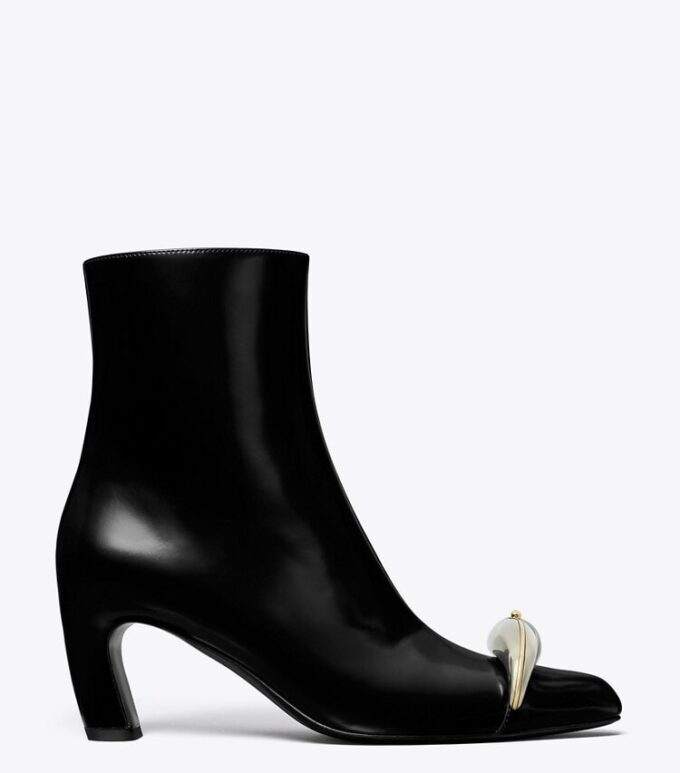 Botines con tacón y talón perforado Botines con tacón y talón perforado