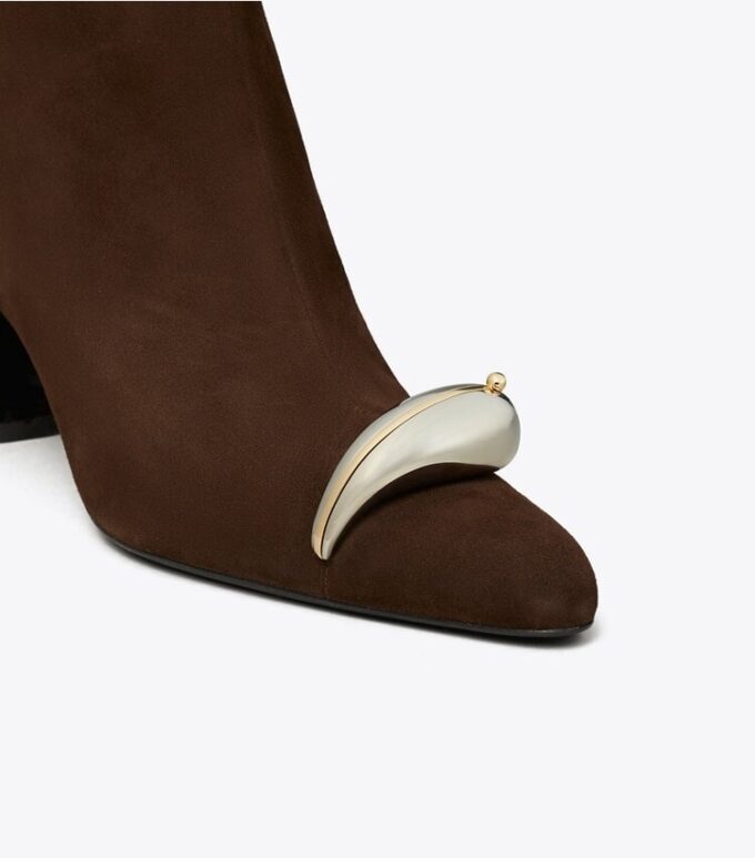 Botines con tacón y talón perforado Botines con tacón y talón perforado