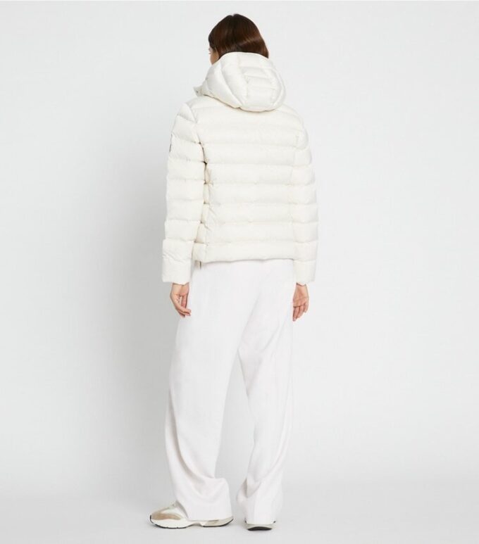Chaqueta acolchada con cinturón de satén Chaqueta acolchada con cinturón de satén