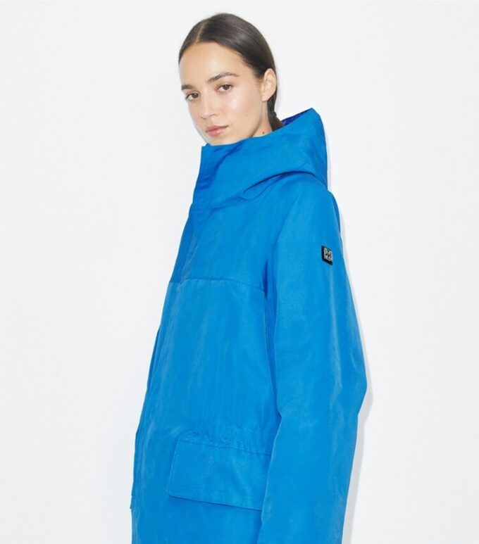 Chaqueta con capucha de lona técnica Chaqueta con capucha de lona técnica