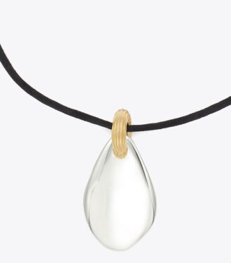 Collar con colgante grande perforado