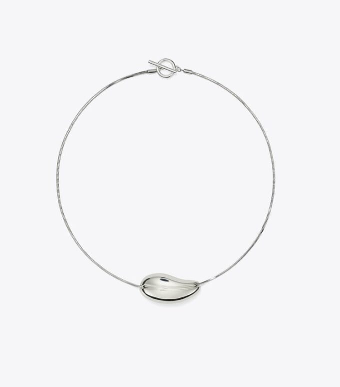 Collar con colgante perforado Collar con colgante perforado