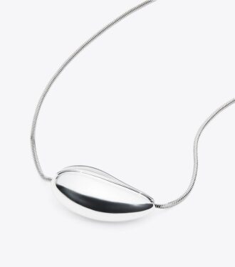 Collar con colgante perforado
