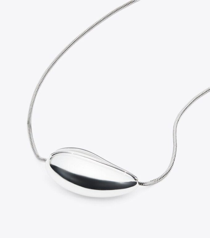 Collar con colgante perforado Collar con colgante perforado