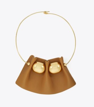 Collar con collar de cuero acanalado