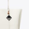 Llavero con logotipo oculto y relieve de cocodrilo Llavero con logotipo oculto y relieve de cocodrilo