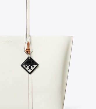 Llavero con logotipo oculto y relieve de cocodrilo