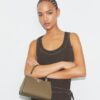 Mini bolso tipo satchel Eleanor con textura granulada Mini bolso tipo satchel Eleanor con textura granulada