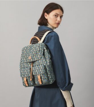 Mochila con solapa de nylon estampado