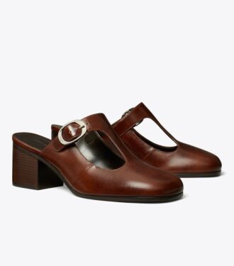 Mules con tacón y tira en T violetas