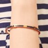 Pulsera apilable esmaltada Serif-T