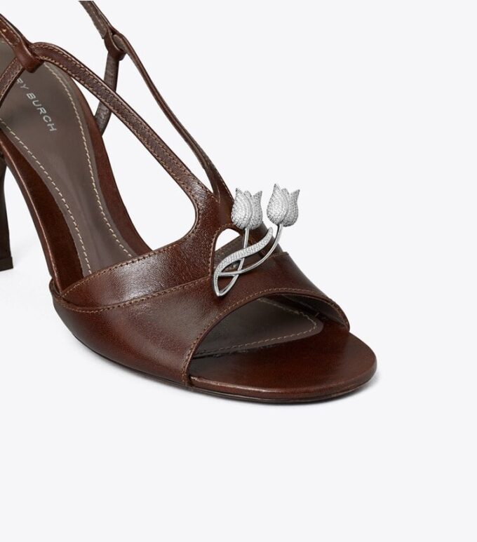 Sandalias con tacón retorcido