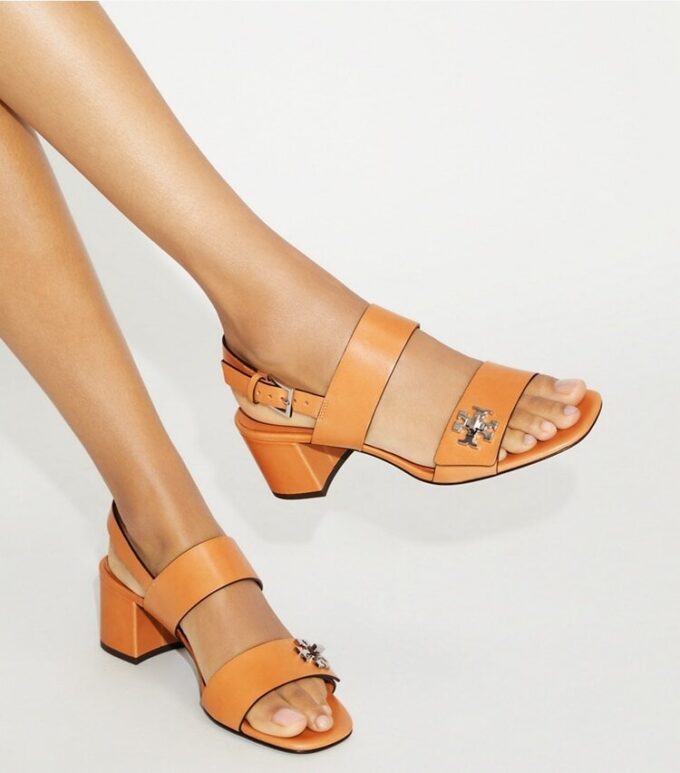 Sandalias con tacón y cierre giratorio Sandalias con tacón y cierre giratorio