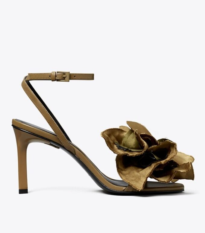 Sandalias con tacón y flores Sandalias con tacón y flores