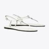 Sandalias con tira en T y anilla
