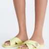Sandalias con tiras cruzadas y cierre giratorio