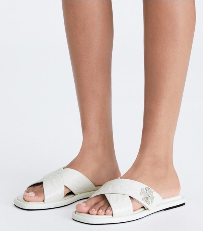 Sandalias con tiras cruzadas y cierre giratorio