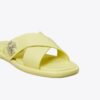 Sandalias con tiras cruzadas y cierre giratorio