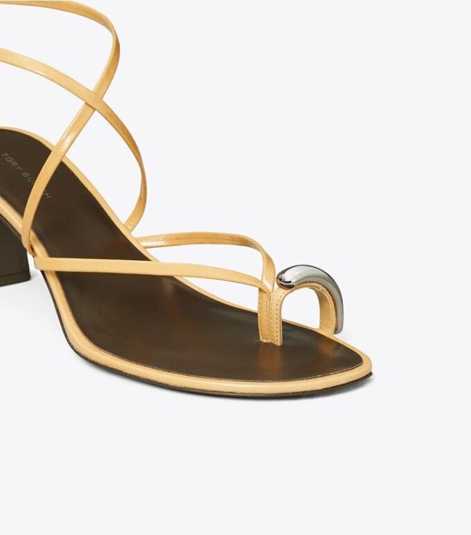 Sandalias de tacón con tiras múltiples y aberturas