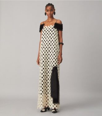 Vestido adornado con guipur de lana