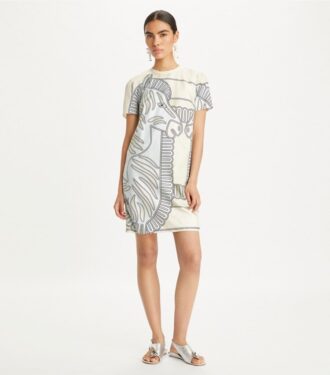Vestido camiseta con estampado de seda en la parte delantera