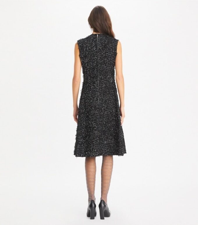 Vestido con flecos y lentejuelas Vestido con flecos y lentejuelas