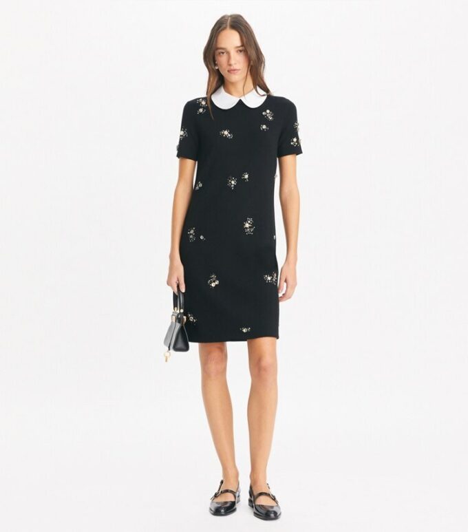 Vestido de punto con cuello de popelín adornado Vestido de punto con cuello de popelín adornado