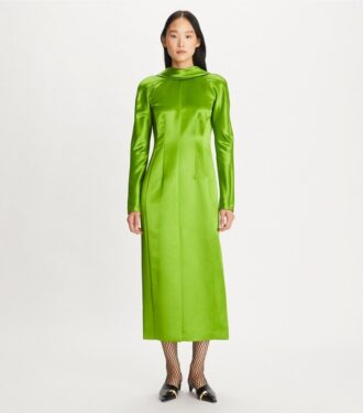 Vestido de satén de cuello alto