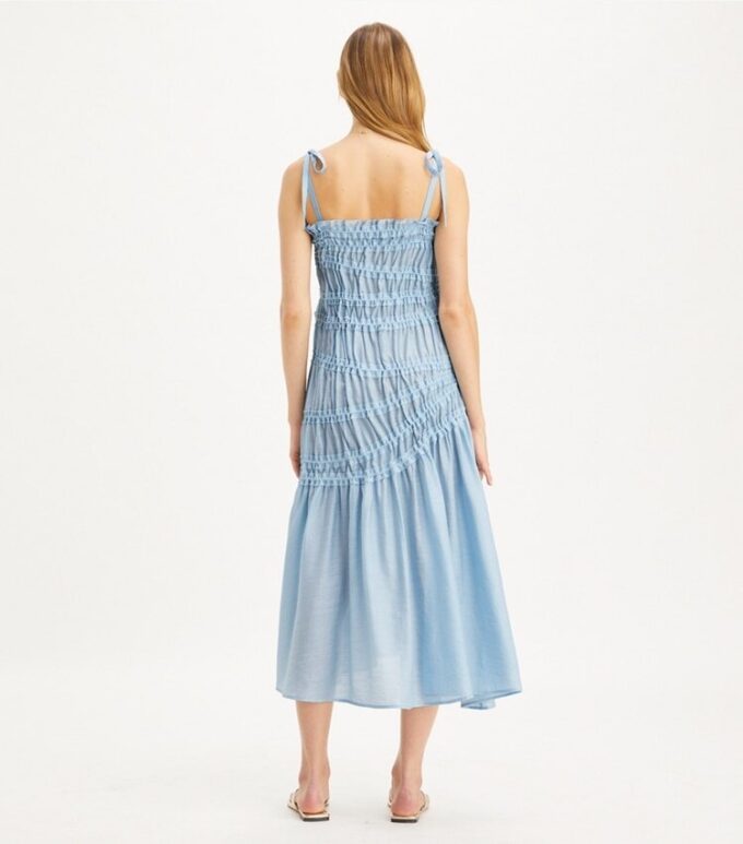 Vestido de viscosa con tirantes ajustables y fruncidos en los hombros Vestido de viscosa con tirantes ajustables y fruncidos en los hombros