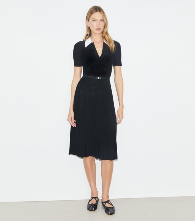Vestido plisado con monograma T Pointelle Vestido plisado con monograma T Pointelle