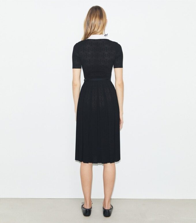 Vestido plisado con monograma T Pointelle Vestido plisado con monograma T Pointelle