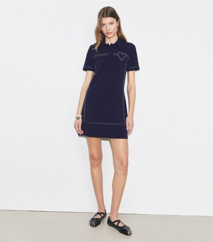 Vestido polo elástico con puntadas decorativas Vestido polo elástico con puntadas decorativas