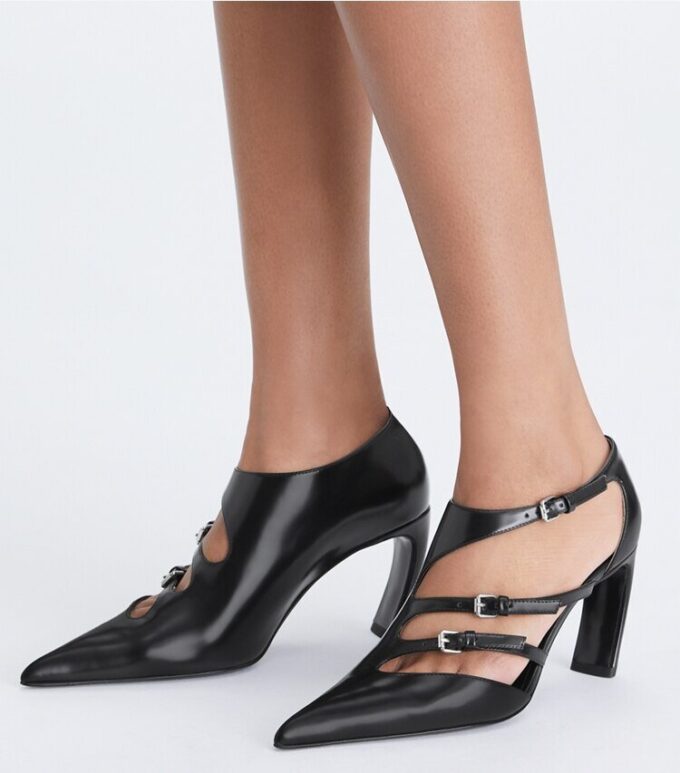 Zapatos de tacón con múltiples hebillas Zapatos de tacón con múltiples hebillas