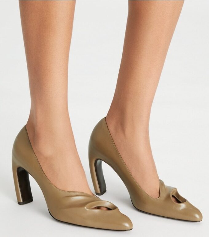 Zapatos de tacón con punta abierta esculpida Zapatos de tacón con punta abierta esculpida